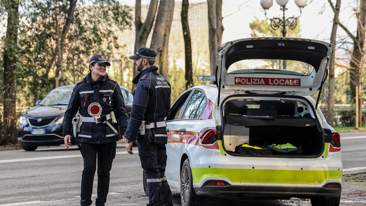 Una pattuglia della Polizia Municipale durante un controllo in strada Una pattuglia della Polizia Municipale durante un controllo in strada