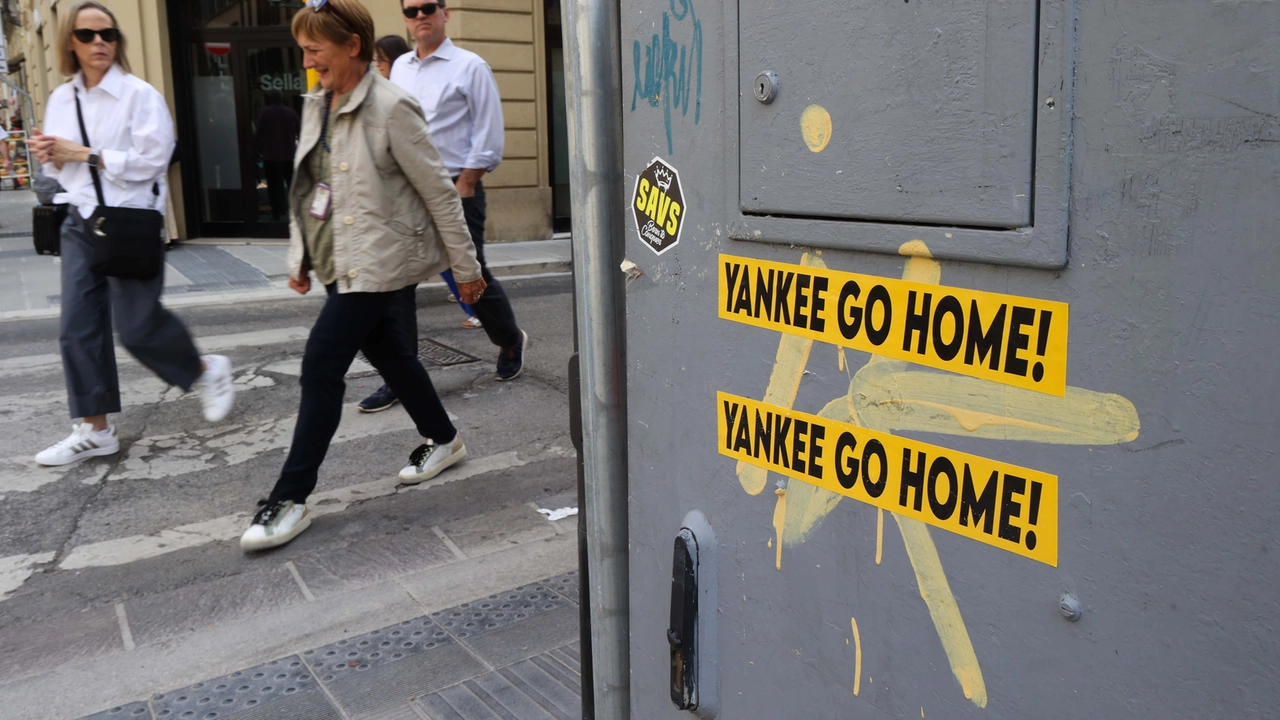 Gli adesivi con la scritta "Yankee Go Home!" Gli adesivi con la scritta "Yankee Go Home!"