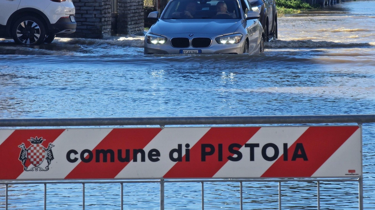 L’allerta è prevista fino alla mezzanotte di oggi. La prima ordinanza ieri da Quarrata. Chiusi anche gli impianti sportivi e i cimiteri. Tomasi: "Massima attenzione negli spostamenti". L’allerta è prevista fino alla mezzanotte di oggi. La prima ordinanza ieri da Quarrata. Chiusi anche gli impianti sportivi e i cimiteri. Tomasi: "Massima attenzione negli spostamenti".