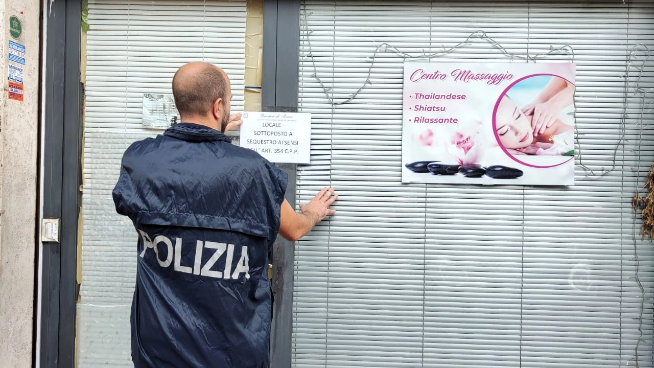 Tre centri massaggi gestiti da donne cinesi sono stati sequestrati nei giorni scorsi dalla Questura per sfruttamento della prostituzione (foto archivio) Tre centri massaggi gestiti da donne cinesi sono stati sequestrati nei giorni scorsi dalla Questura per sfruttamento della prostituzione (foto archivio)