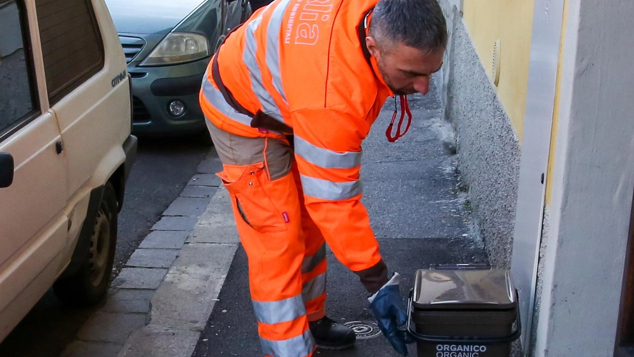 A Vezzano, il servizio di raccolta porta a porta dei rifiuti sarà potenziato con l'introduzione di mastelli dotati di microchip per i rifiuti non riciclabili. La distribuzione avverrà secondo un preciso calendario, con incontri informativi sull'importanza del riciclo. A Vezzano, il servizio di raccolta porta a porta dei rifiuti sarà potenziato con l'introduzione di mastelli dotati di microchip per i rifiuti non riciclabili. La distribuzione avverrà secondo un preciso calendario, con incontri informativi sull'importanza del riciclo.