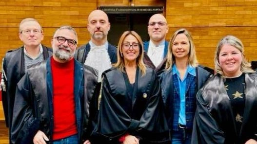 Il nuovo direttivo della Camera penale di Pisa: è stata confermata come presidente l’avvocato Serena Caputo al centro Il nuovo direttivo della Camera penale di Pisa: è stata confermata come presidente l’avvocato Serena Caputo al centro