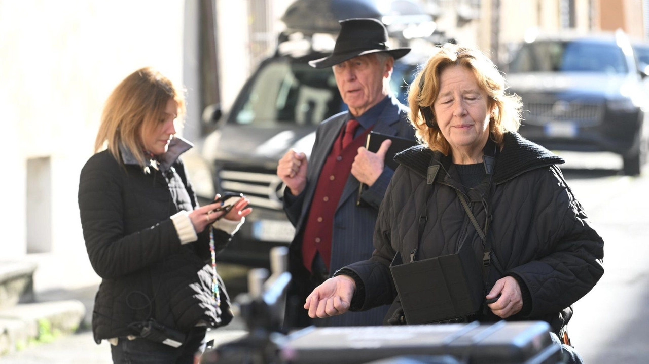 Per la pellicola “Lucca Mortis“ con Dustin Hoffman ed Helen Hunt sono state girate alcune nuove scene anche a Los Angeles e che sono funzionali assieme a quelle di Lucca alle fasi conclusive del montaggio . Per la pellicola “Lucca Mortis“ con Dustin Hoffman ed Helen Hunt sono state girate alcune nuove scene anche a Los Angeles e che sono funzionali assieme a quelle di Lucca alle fasi conclusive del montaggio .