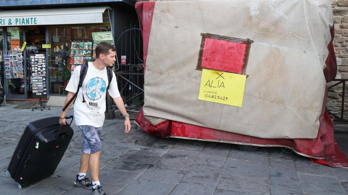 Piazza Stazione, stretta sui banchi. Il Comune revoca 5 concessioni: "Occupavano troppo spazio" Piazza Stazione, stretta sui banchi. Il Comune revoca 5 concessioni: "Occupavano troppo spazio"