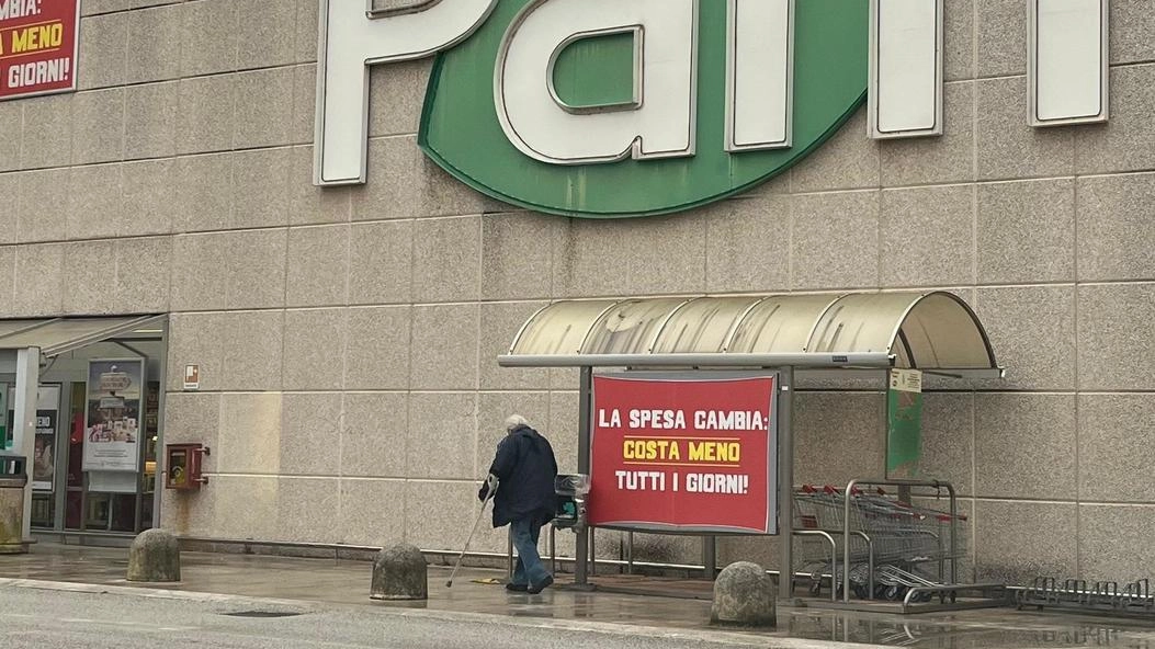 Clima amaro tra gli scaffali del supermercato: il vertice sul futuro dei lavoratori in grave pericolo. Disponibilità tra le parti in causa: ma intanto la data di chiusura dell’11 gennaio è sempre più vicina. Clima amaro tra gli scaffali del supermercato: il vertice sul futuro dei lavoratori in grave pericolo. Disponibilità tra le parti in causa: ma intanto la data di chiusura dell’11 gennaio è sempre più vicina.