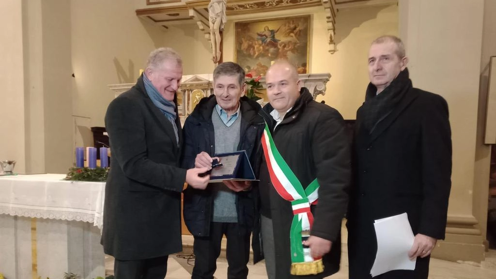 «Coltivatore benemerito» il giorno in cui a Riccardo Andreini fu conferita la targa. di Coldiretti nella chiesa di Santa Maria Assunta «Coltivatore benemerito» il giorno in cui a Riccardo Andreini fu conferita la targa. di Coldiretti nella chiesa di Santa Maria Assunta
