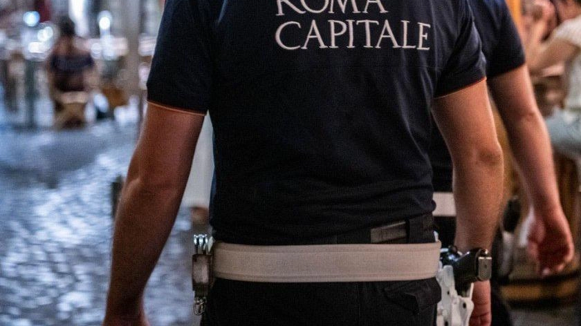 Due agenti di polizia locale di Roma perlustrano il centro storico. All’epoca dei fatti il dirigente ricopriva l’incarico di comandante (. foto di repertorio Due agenti di polizia locale di Roma perlustrano il centro storico. All’epoca dei fatti il dirigente ricopriva l’incarico di comandante (. foto di repertorio