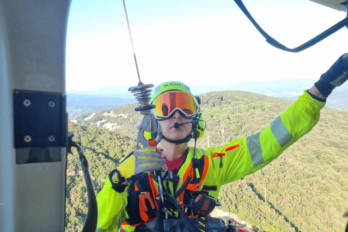 La dottoressa Sara Montemerani pronta a calarsi giù dall'elisoccorso Pegaso