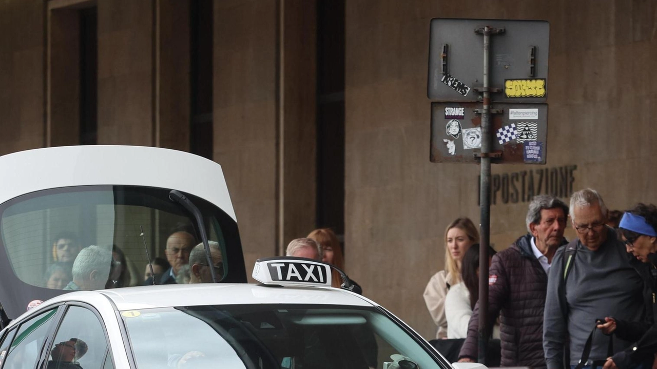 Nella foto d’archivio, un taxi e alcune persone in coda Confcommercio polemizza sulla carenza di taxi in città Nella foto d’archivio, un taxi e alcune persone in coda Confcommercio polemizza sulla carenza di taxi in città