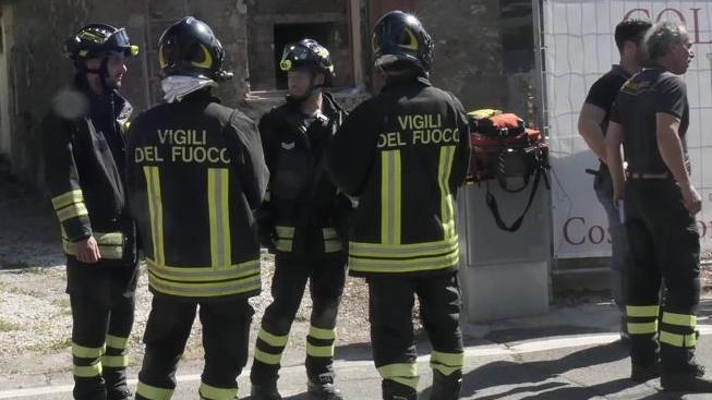 Paura in cantiere. Crolla solaio della villa. Precipitano tre operai sepolti dai detriti