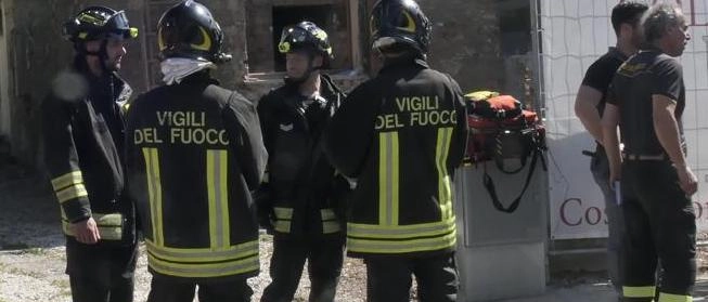 Paura in cantiere. Crolla solaio della villa. Precipitano tre operai sepolti dai detriti