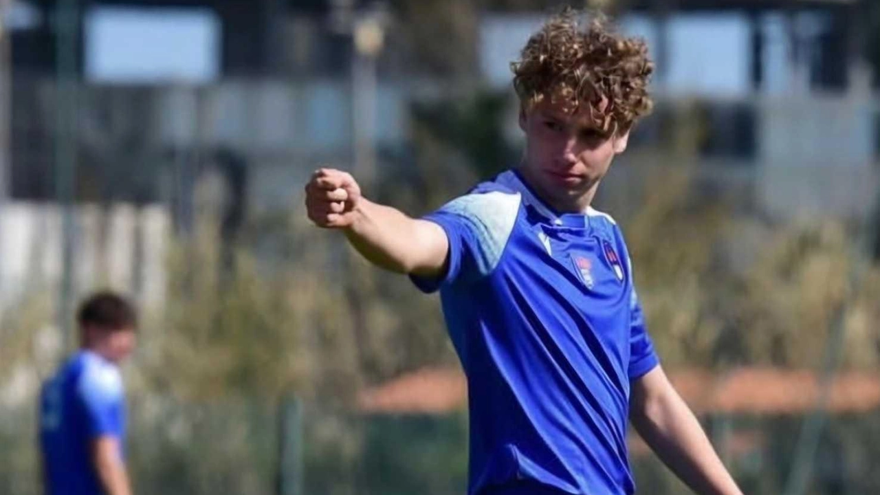 "Ogni partita è una sfida, ogni allenamento un’opportunità per migliorare. Credo nella disciplina, nella costanza e nell’importanza del lavoro di... "Ogni partita è una sfida, ogni allenamento un’opportunità per migliorare. Credo nella disciplina, nella costanza e nell’importanza del lavoro di...