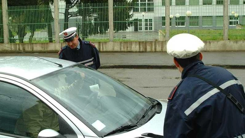 Furto in pieno giorno ieri nella centralissima via Roma di Montevarchi. Attorno alle 11, infatti, una donna mentre stava montando in auto ha appoggiato la borsa sul sedile e un uomo all’improvviso gliel’ha rubata Furto in pieno giorno ieri nella centralissima via Roma di Montevarchi. Attorno alle 11, infatti, una donna mentre stava montando in auto ha appoggiato la borsa sul sedile e un uomo all’improvviso gliel’ha rubata