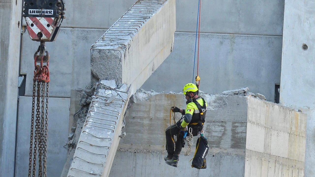 Un soccorritore calato nel cantiere Esselunga di via Mariti a Firenze (Foto Marco Mori / New Press Photo)