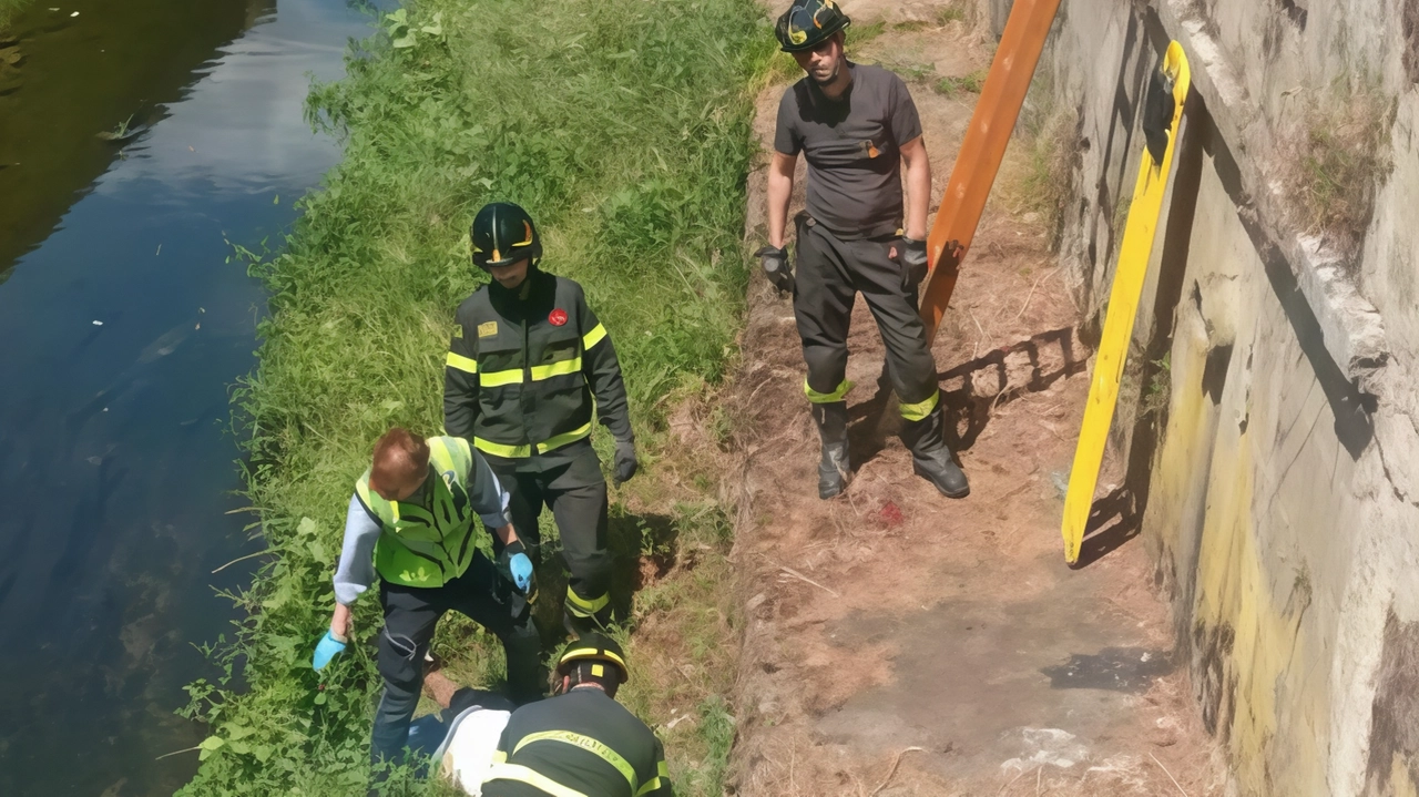 Un uomo di 55 anni si è addormentato sulla balaustra del ponte tra via Marconi e via Gorizia finendo col compiere diversi metri nel vuoto verso il. Dogana