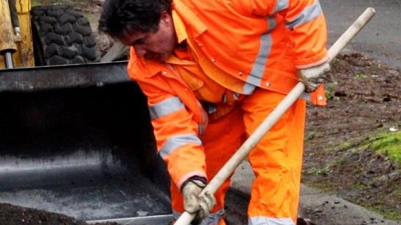 Un operaio al lavoro (foto d’archivio)