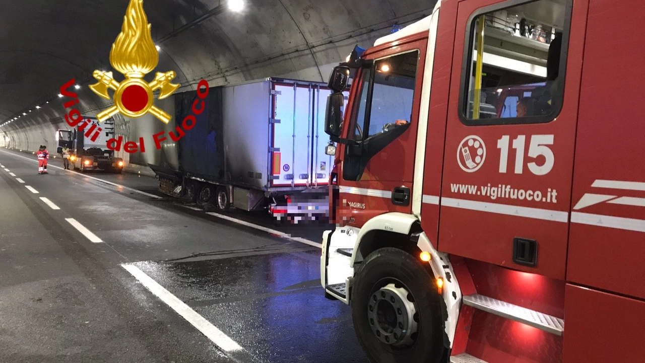 Il camion a fuoco in galleria sulla A1 e l'intervento dei vigili del fuoco