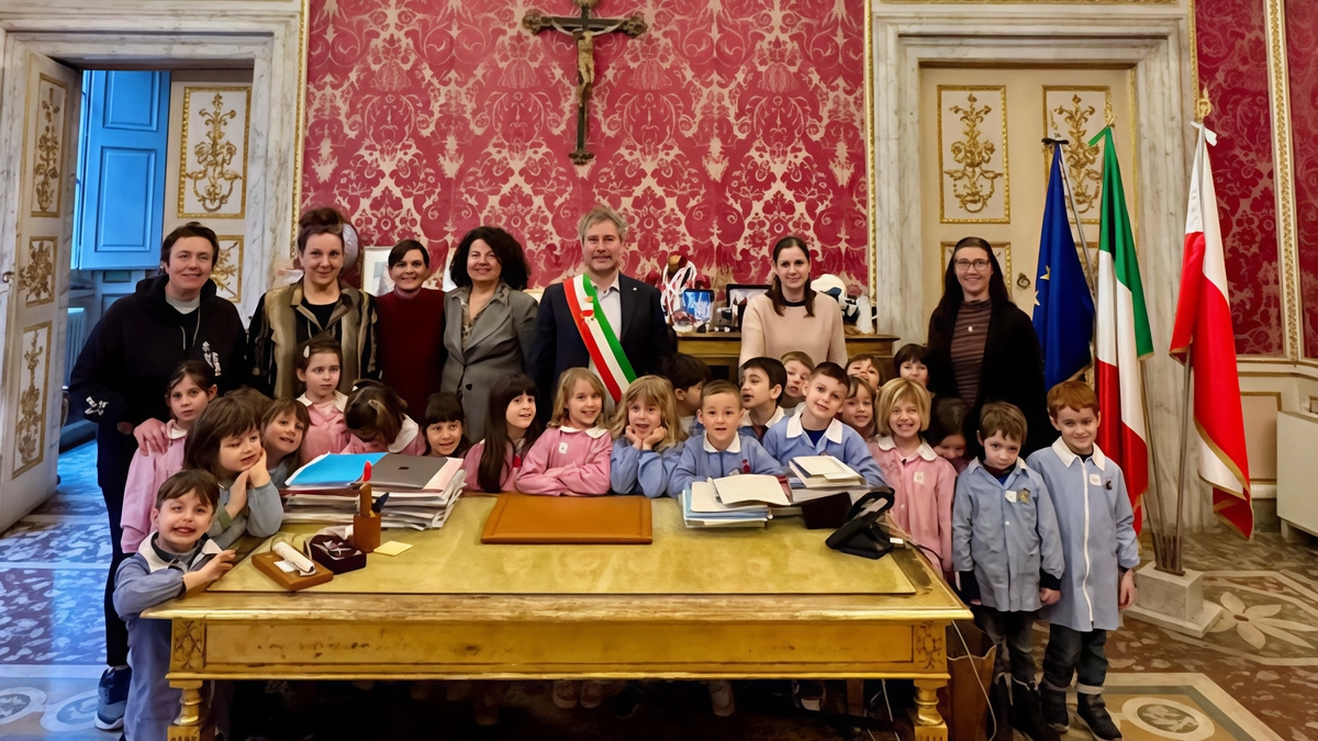 I 23 allievi, le insegnanti e la preside, sono stati ricevuti dal sindaco Pardini I 23 allievi, le insegnanti e la preside, sono stati ricevuti dal sindaco Pardini