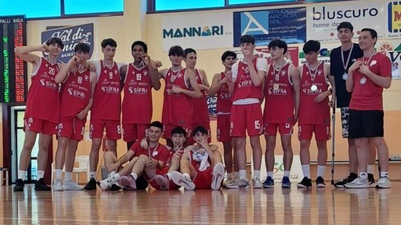 L’Under 17 Eccellenza festeggia la Coppa Toscana conquistata a Venturina L’Under 17 Eccellenza festeggia la Coppa Toscana conquistata a Venturina