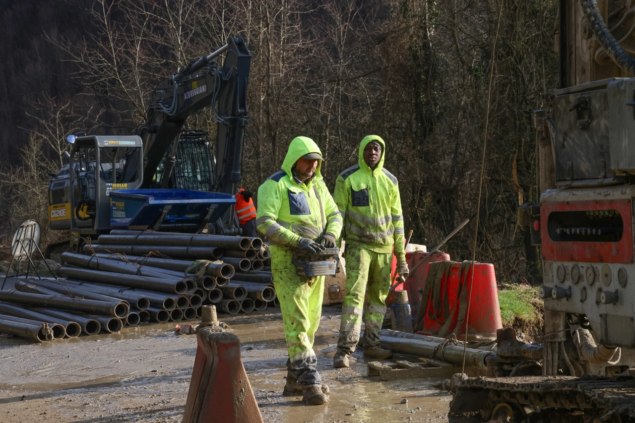 Un’immagine degli operai al lavoro sulla frana in Mugello