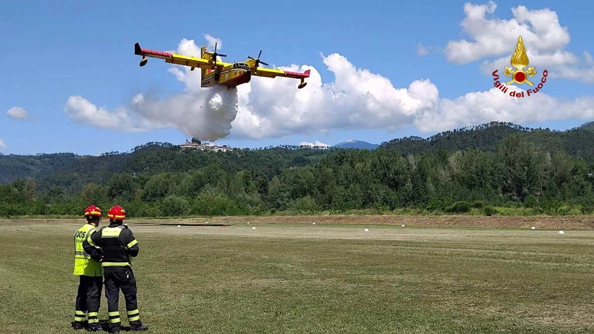 A lezione di lotta agli incendi boschivi: cosa si dicono il pilota e il direttore delle operazioni dopo un lancio