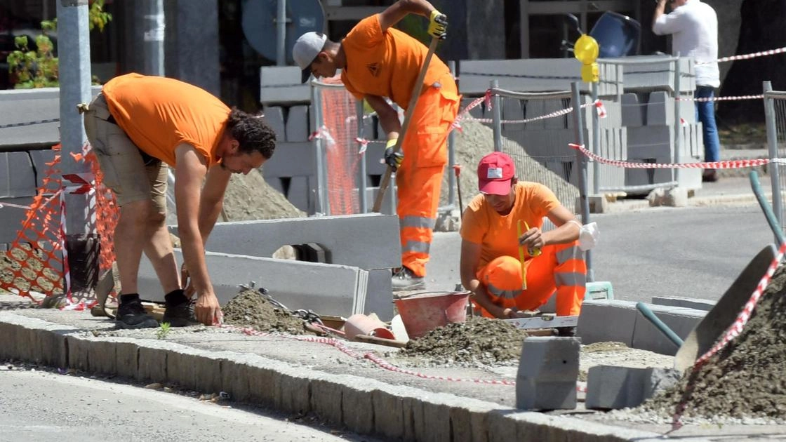 Lavori stradali a Monte Castello di Vibio: criticità segnalate dai consiglieri "Uniti per cambiare" per la pericolosa larghezza della carreggiata e la mancanza di banchine laterali. Lavori stradali a Monte Castello di Vibio: criticità segnalate dai consiglieri "Uniti per cambiare" per la pericolosa larghezza della carreggiata e la mancanza di banchine laterali.