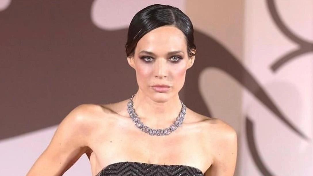 Sul red carpet di Venezia la sua bellezza non è certo passata inosservata. Tra divi e divine, Laura Chiatti si... Sul red carpet di Venezia la sua bellezza non è certo passata inosservata. Tra divi e divine, Laura Chiatti si...
