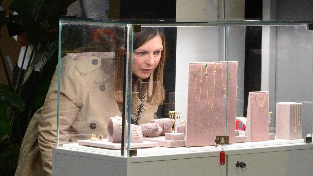 Ieri la chiusura della 4. giorni di OroArezzo: nessun dato ufficiale anche se le sensazioni tra gli stand delle aziende non sono buone Ieri la chiusura della 4. giorni di OroArezzo: nessun dato ufficiale anche se le sensazioni tra gli stand delle aziende non sono buone