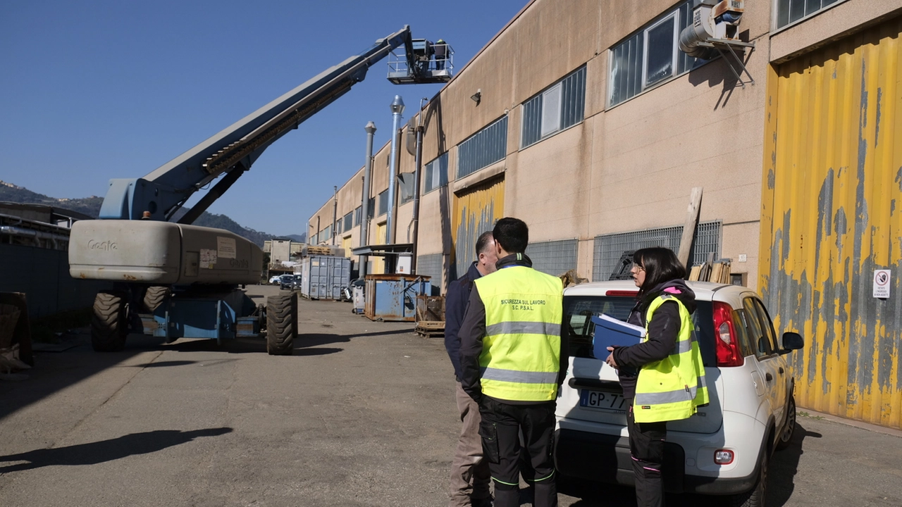 L'operaio si sarebbe trovato sul tetto di un capannone per svolgere lavori di manutenzione quando avrebbe perso l’equilibrio (Foto Pasquali)