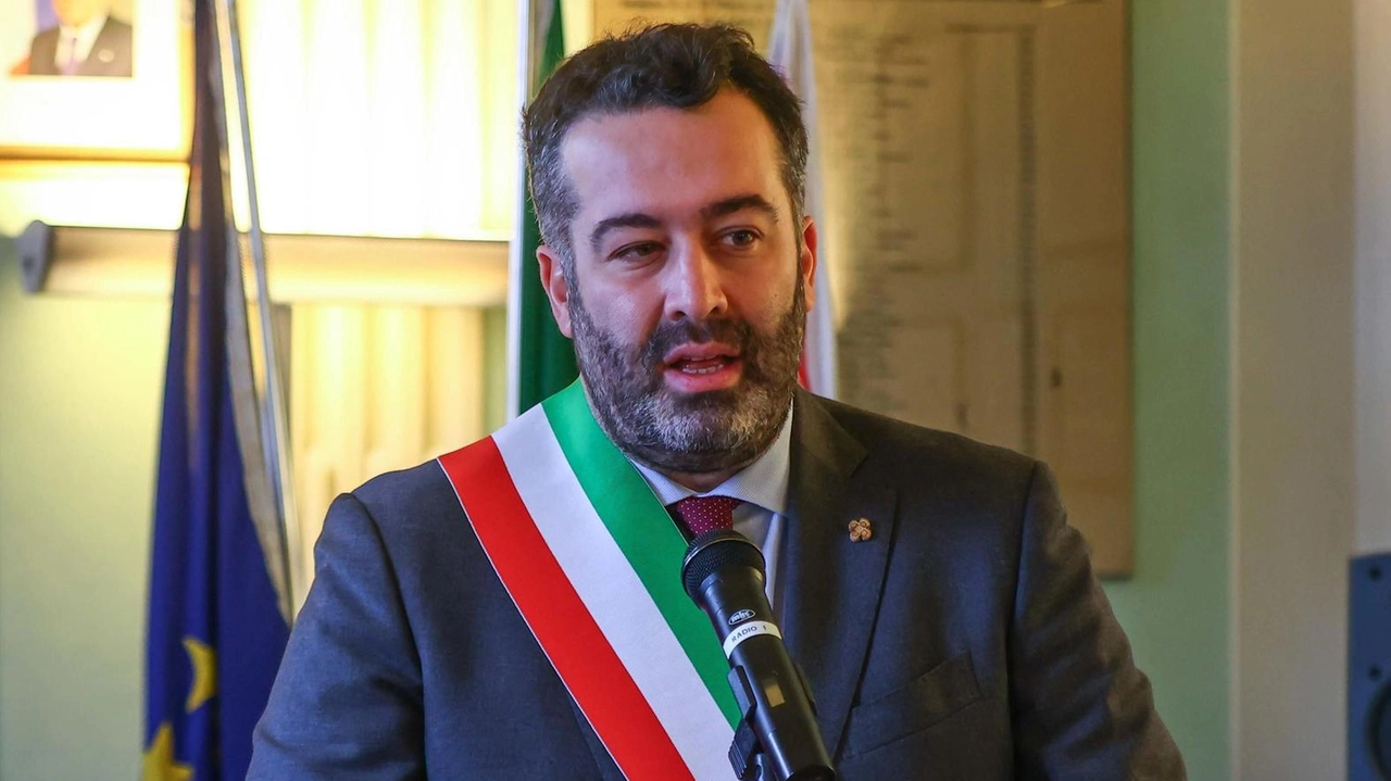 Il sindaco Alessio Mugnaini ha detto che: «. nonostante l’aver ricevuto scarse informazioni ufficiali e aver dovuto gestire questa cosa in urgenza, è un’ opportunità per la. comunità per mostrarsi fattivamente solidale» Il sindaco Alessio Mugnaini ha detto che: «. nonostante l’aver ricevuto scarse informazioni ufficiali e aver dovuto gestire questa cosa in urgenza, è un’ opportunità per la. comunità per mostrarsi fattivamente solidale»