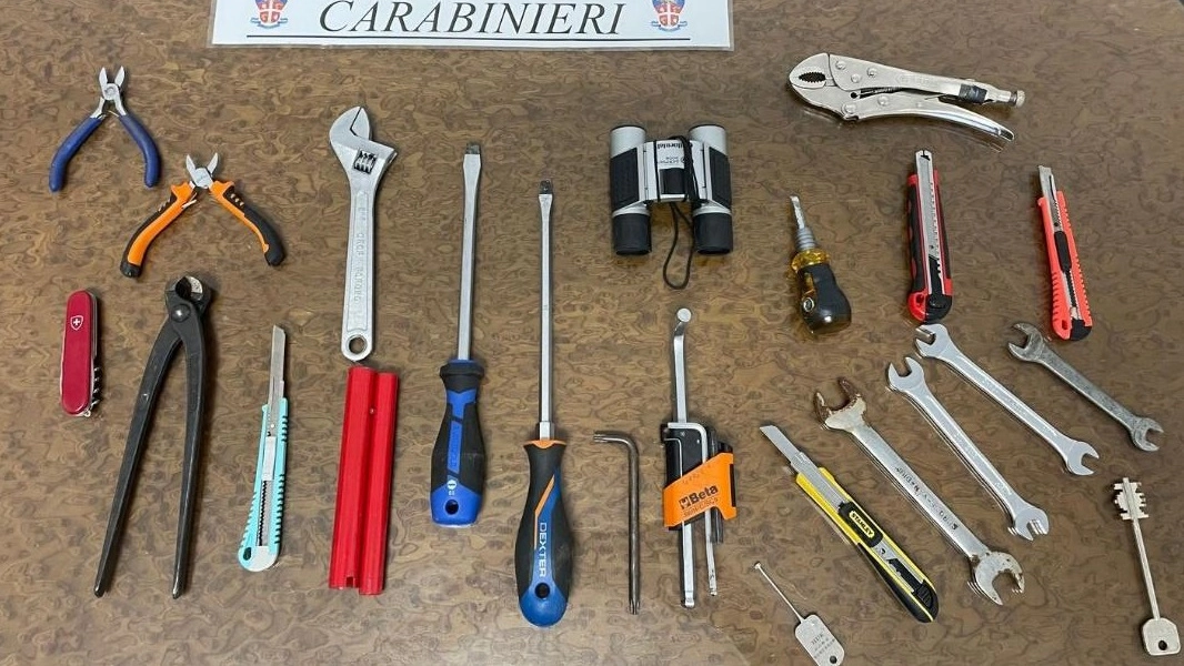 Gli attrezzi sequestrati