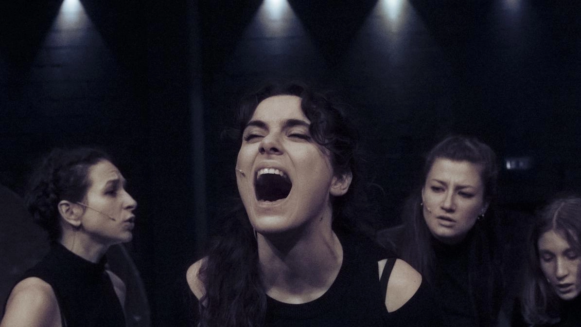 Una scena dello spettacolo ’Sette a Tebe’ in scena al Teatro Romano di Fiesole stasera Una scena dello spettacolo ’Sette a Tebe’ in scena al Teatro Romano di Fiesole stasera