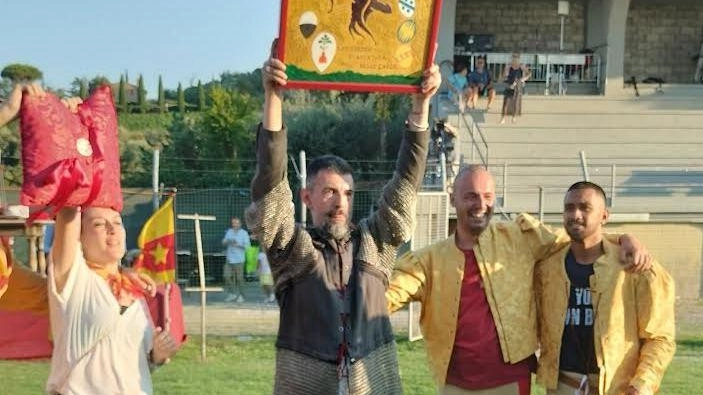 Grande festa a Montalcino. Il rione di via Donnoli raggiunge 30 successi, la gioia del capitano Ricci
