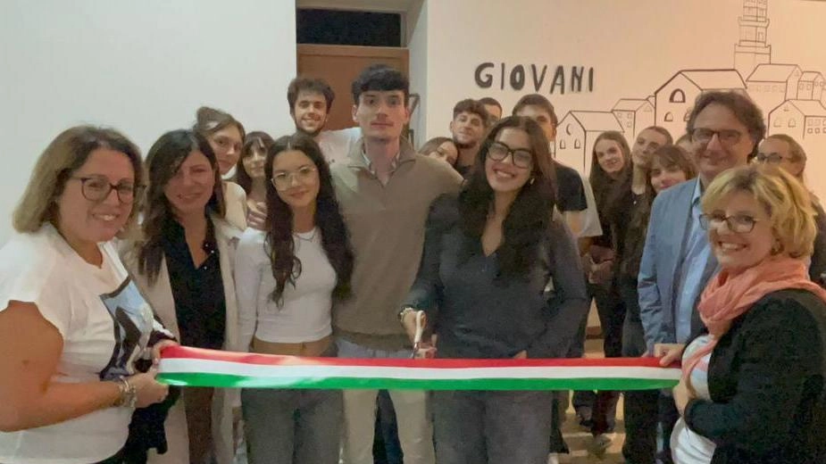 Il Consiglio comunale dei Giovani di Pitigliano ha una nuova sede in via Roma 181, offrendo uno spazio per riunioni e attività per i giovani. Il consigliere Polidori auspica che diventi un luogo di aggregazione e condivisione per la comunità. Il Consiglio comunale dei Giovani di Pitigliano ha una nuova sede in via Roma 181, offrendo uno spazio per riunioni e attività per i giovani. Il consigliere Polidori auspica che diventi un luogo di aggregazione e condivisione per la comunità.