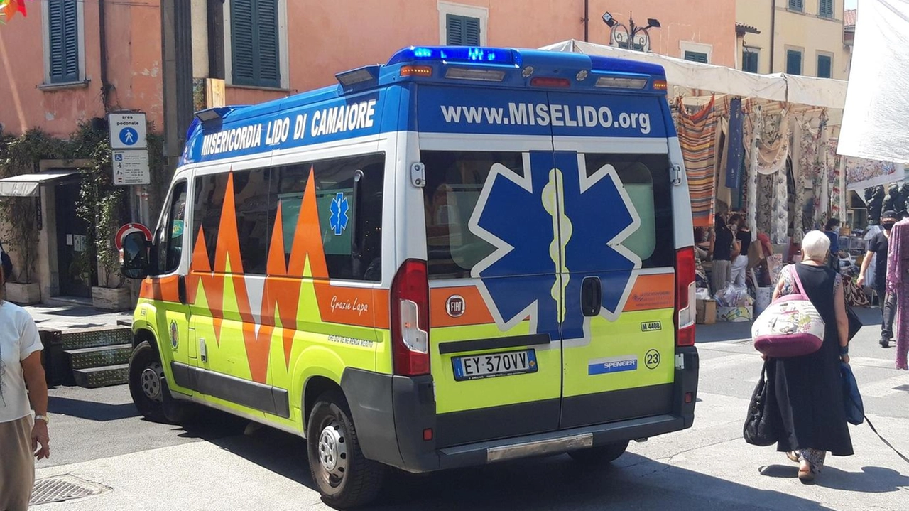 Un’ambulanza costretta a passare attraverso il mercato del giovedì a causa dell’impossibilità di entrare in piazza Duomo dal lato mare Un’ambulanza costretta a passare attraverso il mercato del giovedì a causa dell’impossibilità di entrare in piazza Duomo dal lato mare