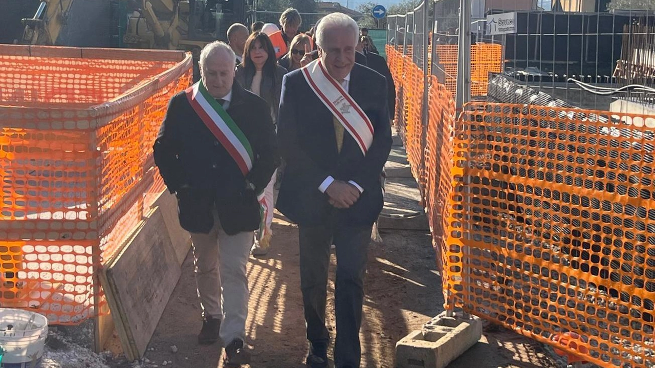 Il governatore della Regione con i vertici Asl a Capanne di Montignoso "Coprirà un territorio vasto: sarà un punto di riferimento per la popolazione". Il governatore della Regione con i vertici Asl a Capanne di Montignoso "Coprirà un territorio vasto: sarà un punto di riferimento per la popolazione".