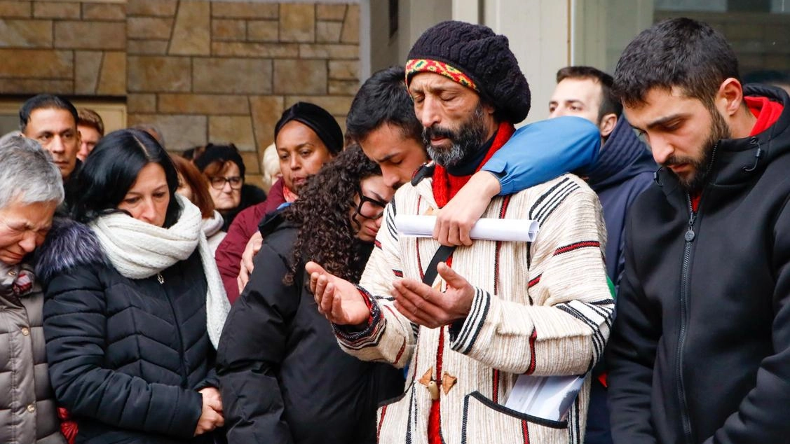 La famiglia di Mou, gli amici e la politica in silenzio nel luogo dove il 17enne è stato massacrato. I genitori: "Non abbiamo più lacrime. Il modo in cui è morto è il fallimento della società". La famiglia di Mou, gli amici e la politica in silenzio nel luogo dove il 17enne è stato massacrato. I genitori: "Non abbiamo più lacrime. Il modo in cui è morto è il fallimento della società".