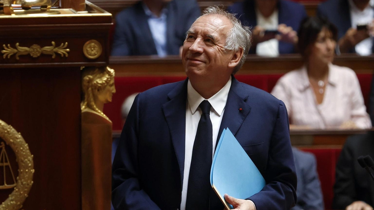 Macron tentato da nomina rapida, circola il nome di Lecornu Macron tentato da nomina rapida, circola il nome di Lecornu