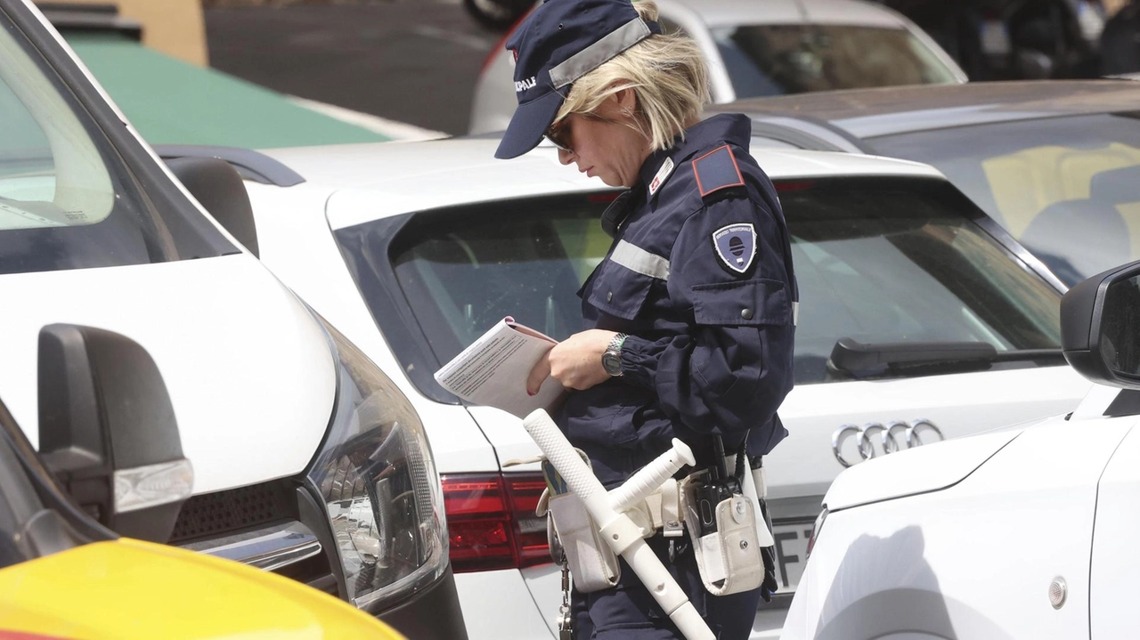 La polizia municipale ha ’staccato’ tre multe e rimosso le auto La polizia municipale ha ’staccato’ tre multe e rimosso le auto