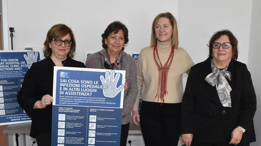 Un momento della presentazione dei cartelli che saranno posizionati all’interno degli ospedali e negli altri luoghi di assistenza sanitaria Un momento della presentazione dei cartelli che saranno posizionati all’interno degli ospedali e negli altri luoghi di assistenza sanitaria