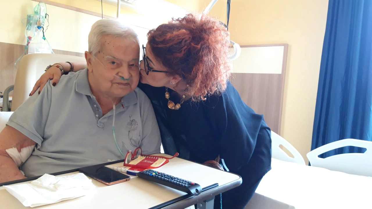 Giuseppe Faccioli, 85 anni, è ricoverato all’hospice Il Fiore di Primavera di Prato. Nella foto è accanto a Sabrina Pientini, direttrice delle Cure palliative dell’Asl Toscana Centro per Prato e Pistoia Giuseppe Faccioli, 85 anni, è ricoverato all’hospice Il Fiore di Primavera di Prato. Nella foto è accanto a Sabrina Pientini, direttrice delle Cure palliative dell’Asl Toscana Centro per Prato e Pistoia