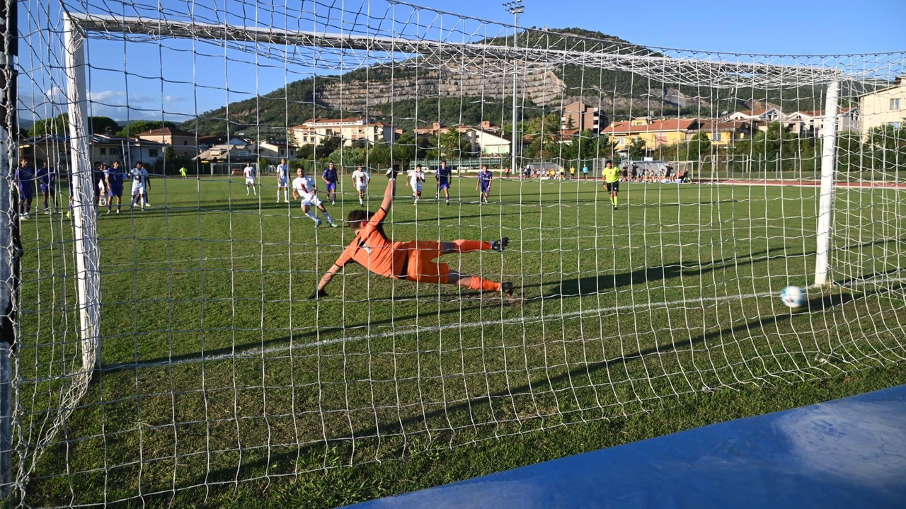 La squadra di Pirozzi s’impone 2-1 sul campo della Larcianese. A segno Lorenzini (che poi s’infortuna) e Caggianese. Ottima prova di Milan. La squadra di Pirozzi s’impone 2-1 sul campo della Larcianese. A segno Lorenzini (che poi s’infortuna) e Caggianese. Ottima prova di Milan.
