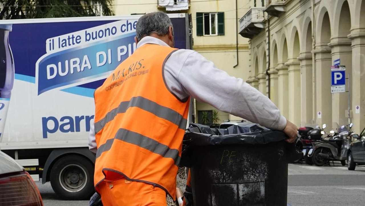 Un operatore ecologico impegnato nella pulizia della strada (foto d’archivio) Un operatore ecologico impegnato nella pulizia della strada (foto d’archivio)