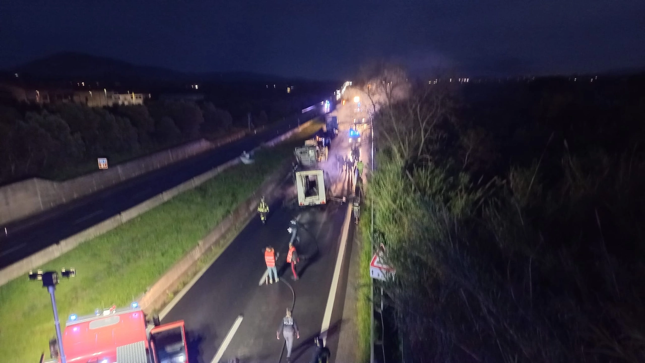 L'Aurelia bloccata dopo l'assalto al portavalori (Foto Luca Filippi)