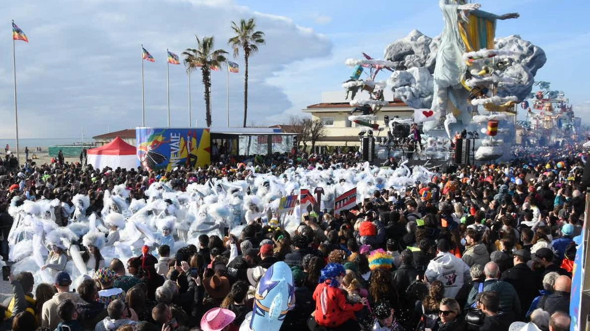 di Daniele Mannocchi VIAREGGIO Che bel colpo d’occhio. Dopo un primo corso su cui ha aleggiato lo spettro del maltempo, ieri la...