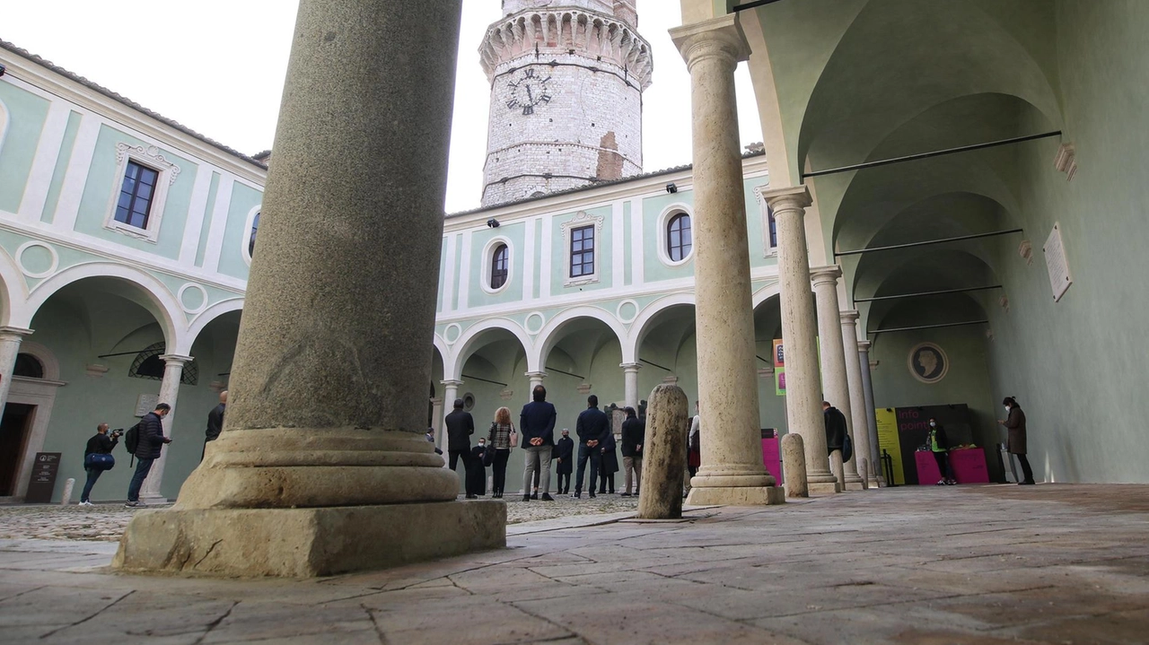 Chiese, locali, musei e università: da Sant’Ercolano al Frontone la riscossa di un luogo strategico del centro che vuole diventare il ’quartiere della pace’. I 20 anni dell’associazione: "Migliorare la vita di studenti e residenti".