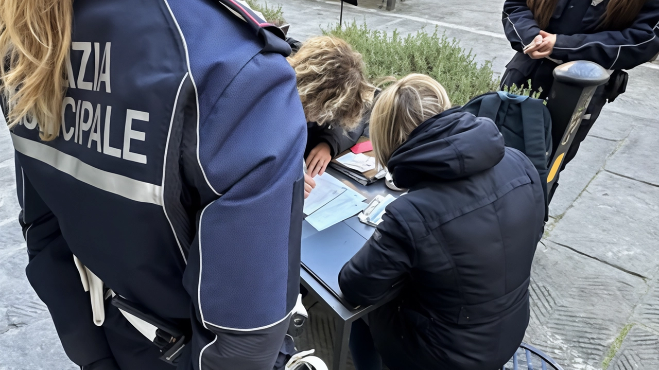 Gli agenti della polizia municipale impegnati nelle attività di controllo nelle varie zone della città Gli agenti della polizia municipale impegnati nelle attività di controllo nelle varie zone della città