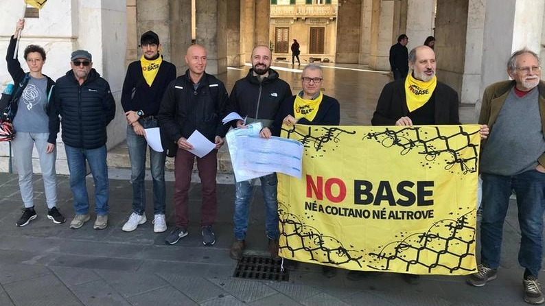 Gli esponenti di Una città in comune, «No base», Pontedera a sinistra e Rifondazione Gli esponenti di Una città in comune, «No base», Pontedera a sinistra e Rifondazione