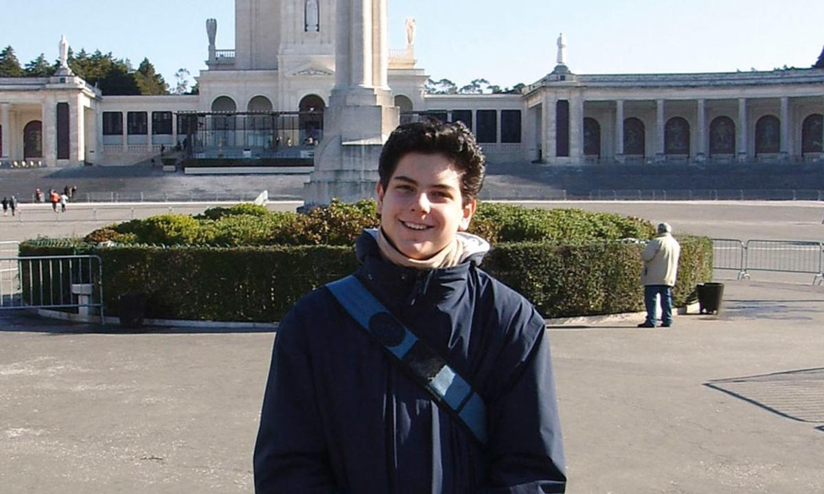 https://www.lanazione.it/image-service/view/acePublic/alias/contentid/N2JjMWNhNzQtYjg1MS00/0/carlo-acutis-lo-studente-morto-a-soli-15-anni-sara-santo-foto-tratta-da-carloacutis-com-ansa.jpeg?f=1.90:1&w=1200