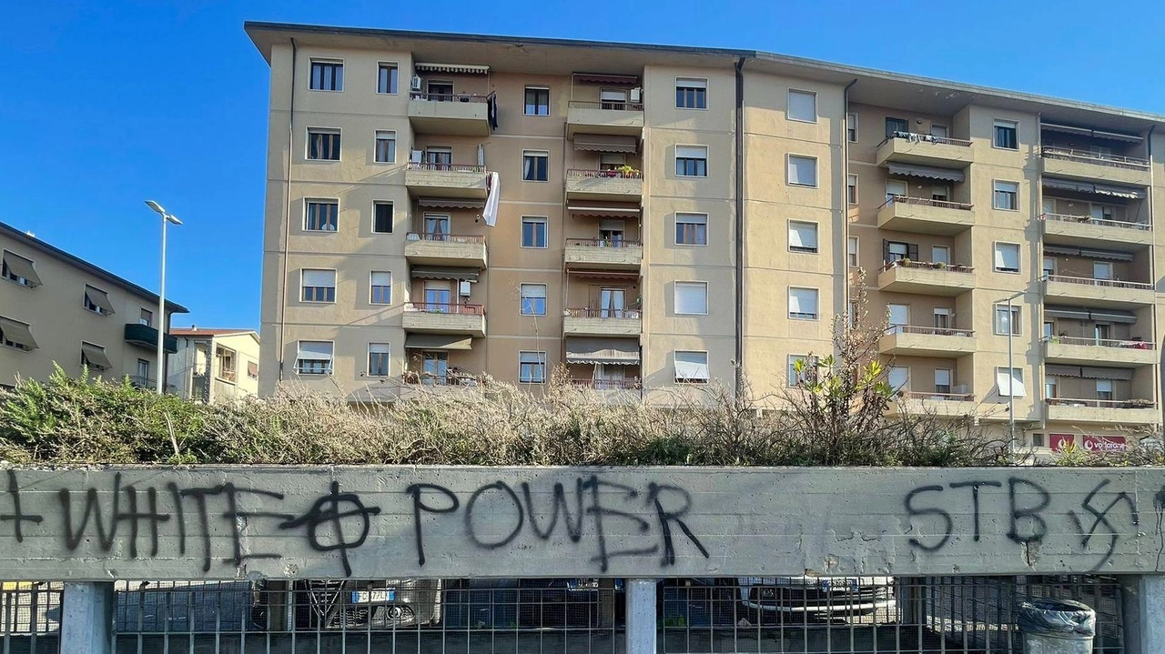 Scritte e simboli di movimenti suprematisti e neonazisti al parcheggio Dalla Chiesa Scritte e simboli di movimenti suprematisti e neonazisti al parcheggio Dalla Chiesa